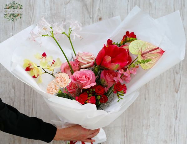 Airy crescent moon bouquet with amaryllis (20 stems)