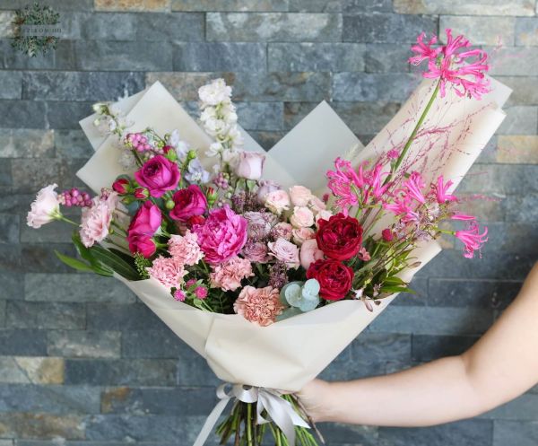 Crescent moon bouquet with small flowers and english roses (30 stems)