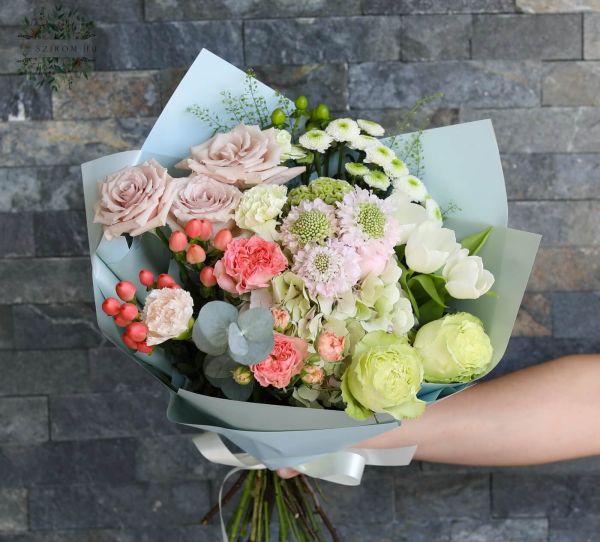 Round bouquet with peach - green colors (22 stems)