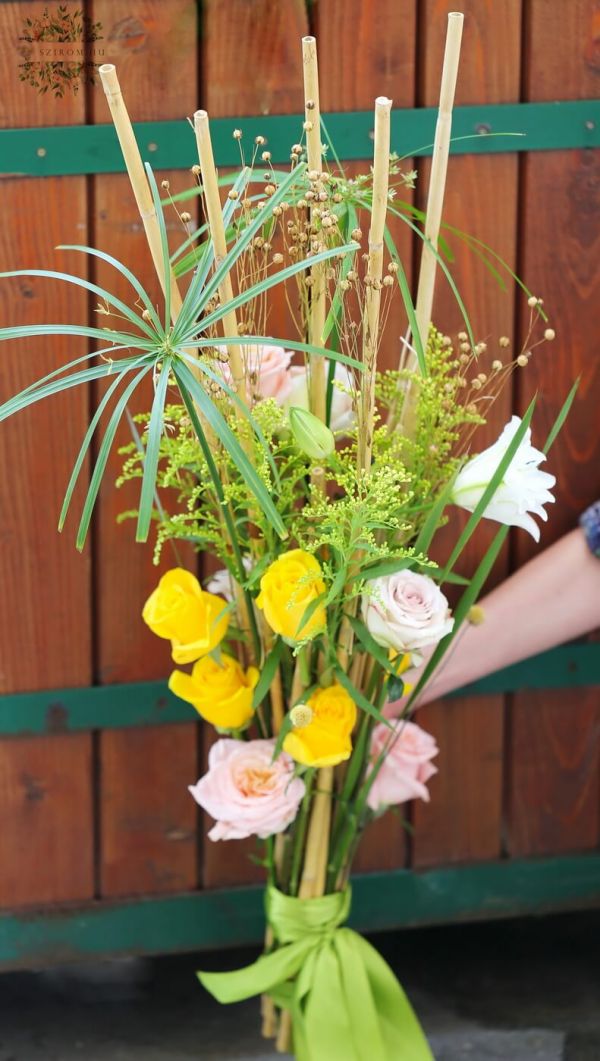 Sommerlicher Parallelstrauß mit Rosen, Lilien, Kleinblumen, Bambus (21 Blüten)