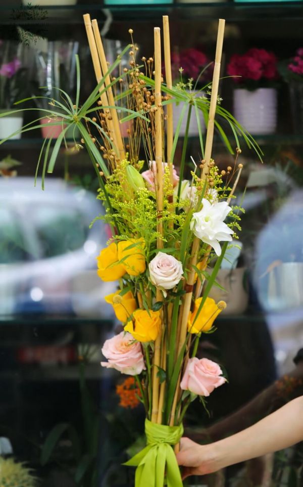 Sommerlicher Parallelstrauß mit Rosen, Lilien, Kleinblumen, Bambus (21 Blüten)