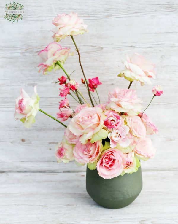 Rosa Flaum, mit zurückgebogenen Rosen, Eustomas (29 Stiele)