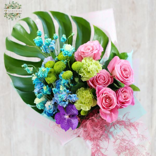 Trendy bouquet with bright colors (11 stems)