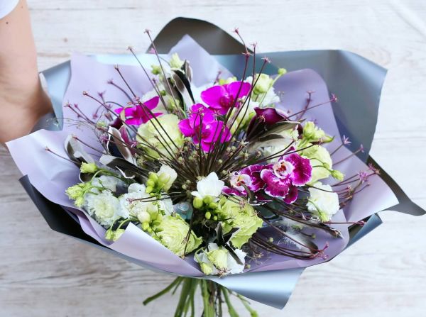 Large bouquet with giant onion flower, orchids, calla lilyes, eustomas, feathers, in contrasting colors (23 strands)