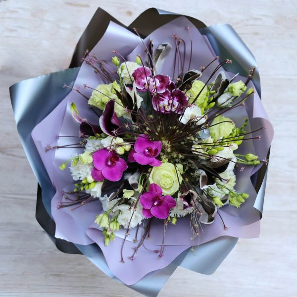 Large bouquet with giant onion flower, orchids, calla lilyes, eustomas, feathers, in contrasting colors (23 strands)