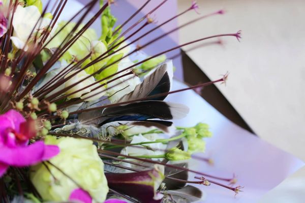 Large bouquet with giant onion flower, orchids, calla lilyes, eustomas, feathers, in contrasting colors (23 strands)