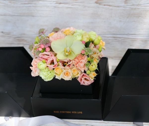 Pastell flowers in openable box