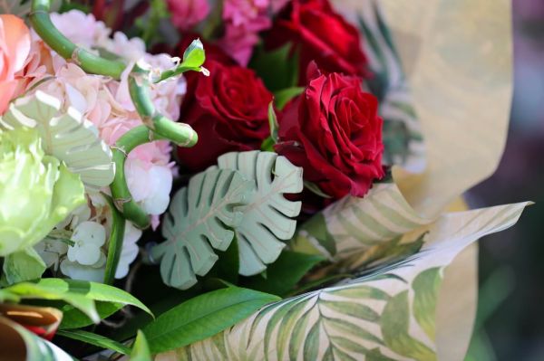 Sommerlicher tropischer Moondstrauß mit Flamingoblume, Rosen, Bambus, hölzernen Palmblättern (14 Stränge)