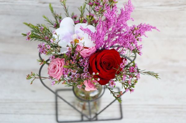 Herzförmige Metallvase mit Rose, Orchidee, kleinen Blumen