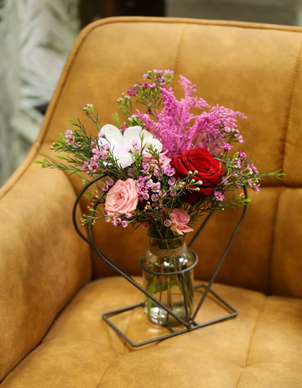 Herzförmige Metallvase mit Rose, Orchidee, kleinen Blumen