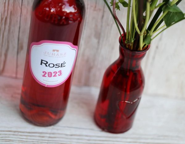 Red rose bouquet in vase, with rozé wine 