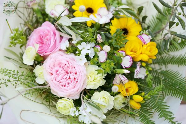 Round bouquet with grassy bouquet holder, with soft colors (18 stems)