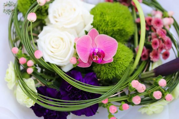 Modern bouquet with flexigrass base