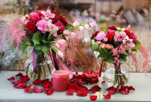 Romantic package, with 2 vase compositions, petals, candle, balloons