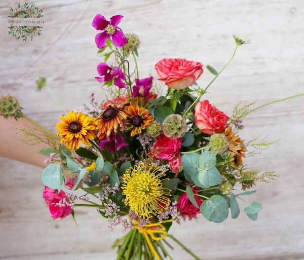 Rustikaler Blumenstrauß mit Saisonblumen (orange, gelb, lila)