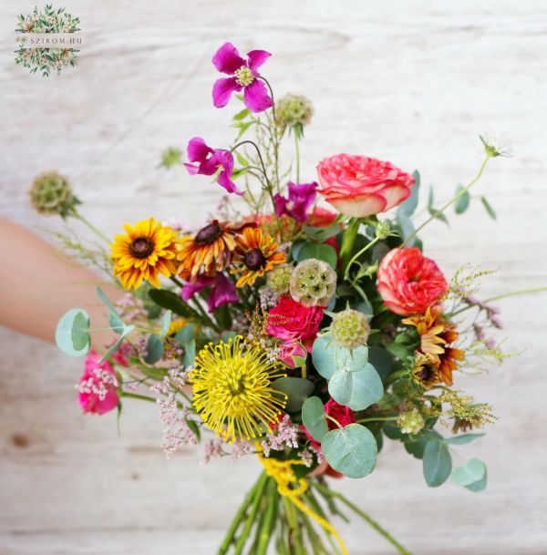 Rustikaler Blumenstrauß mit Saisonblumen (orange, gelb, lila)