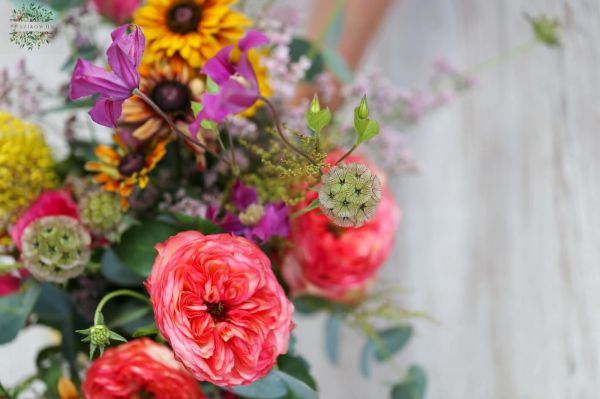 Rustikaler Blumenstrauß mit Saisonblumen (orange, gelb, lila)