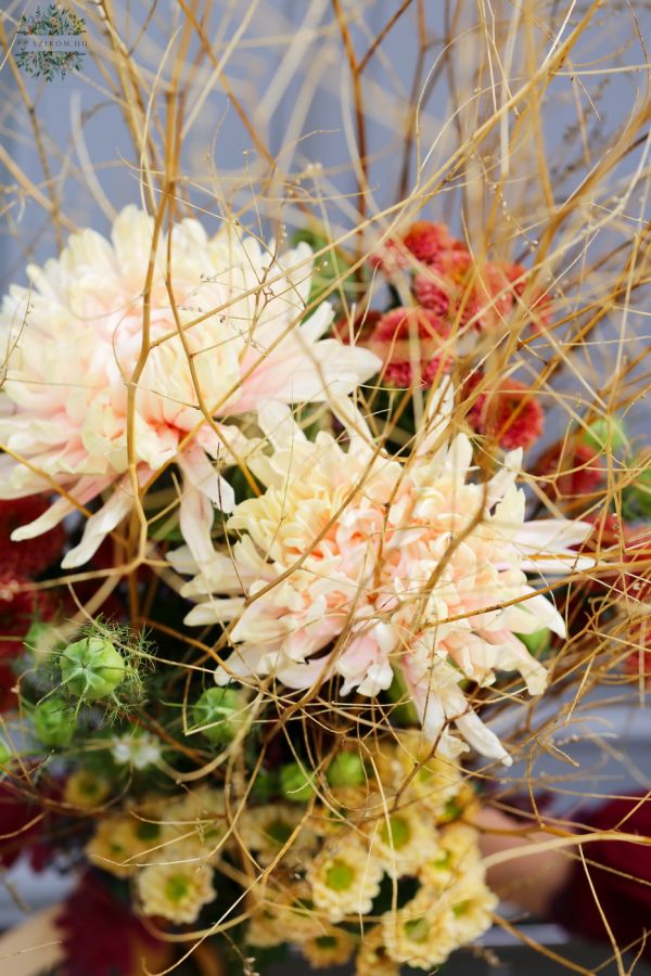 Bushy autumn chrysant bouquet