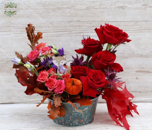 Herbstblumenschale mit Fuchs und roten Rosen