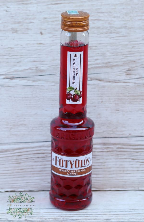 Fütyülős liqueur with black cherries on a bed of honey (0.5l)