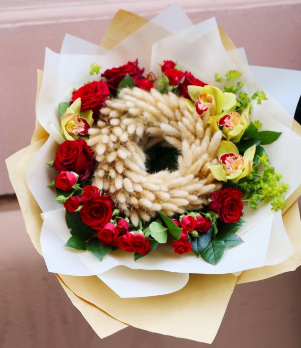 Ring bouquet with bunny tails, red roses, orchids