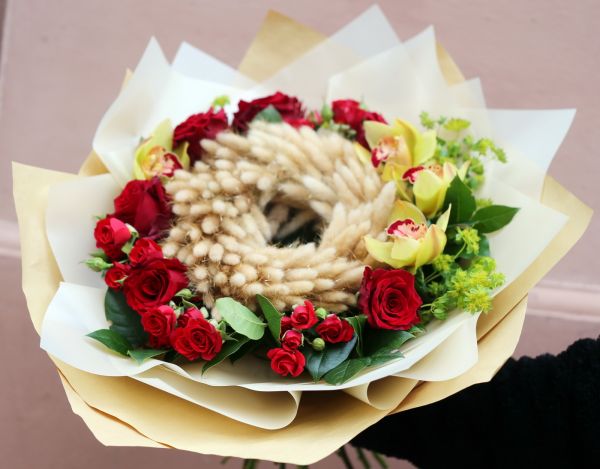 Ring bouquet with bunny tails, red roses, orchids