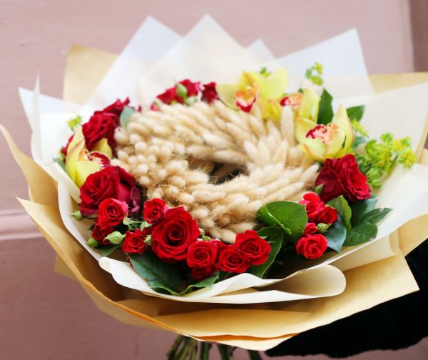 Ring bouquet with bunny tails, red roses, orchids