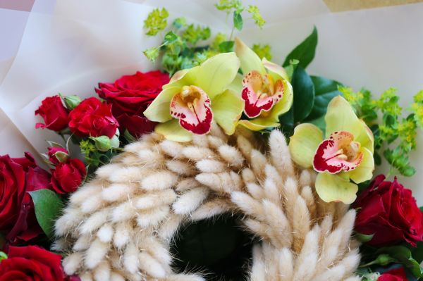 Ring bouquet with bunny tails, red roses, orchids