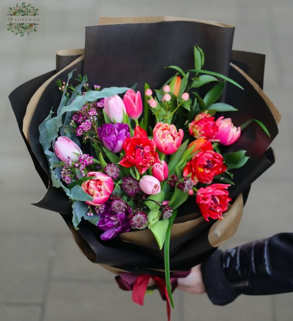 Colorful tulips in hot colors, with small flowers (19 stems)