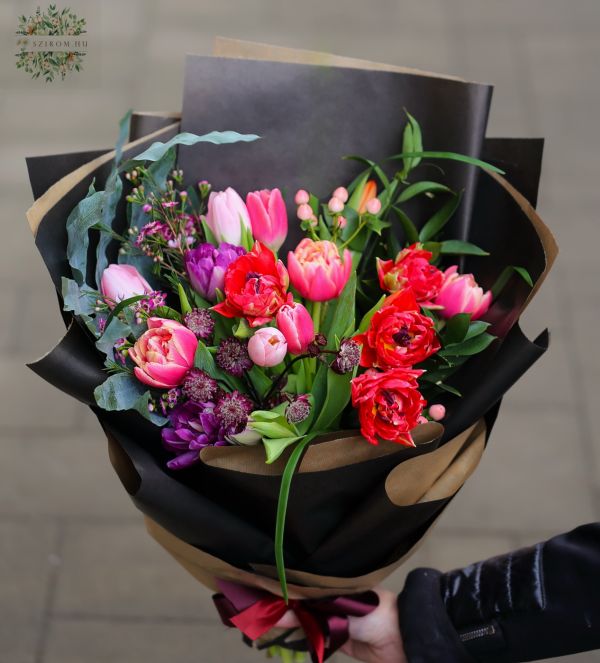 Colorful tulips in hot colors, with small flowers (19 stems)