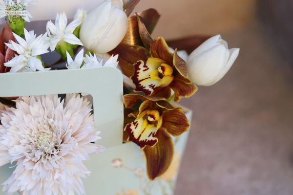 Frühlingshafter, eleganter, femininer Blumenstrauß mit pastellfarbenen Blumen, Orchideen