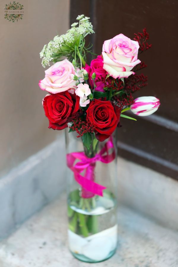 Small feminine rose bouquet with cylinder vase