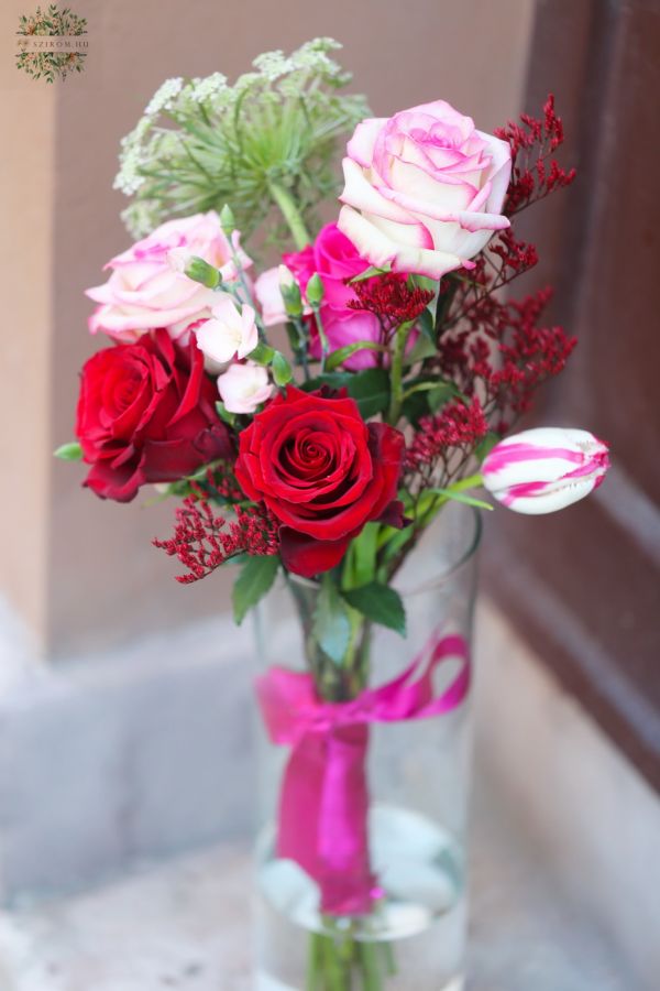 Small feminine rose bouquet with cylinder vase