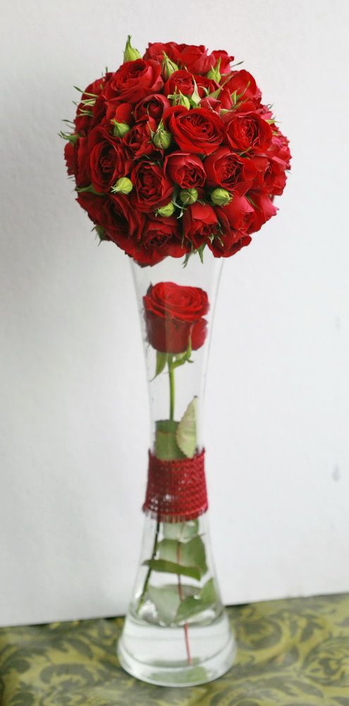 vörös rózsa a négyzeten (vázával)