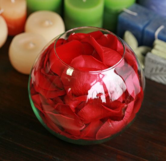 üveggömb vörös rózsa szirommal töltve (15cm)