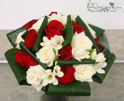 vörös és fehér rózsa és frézia (25 szál)