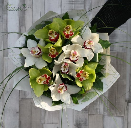 Weiße und grüne Orchidee Bouquet mit Beeren (10 Stämme)