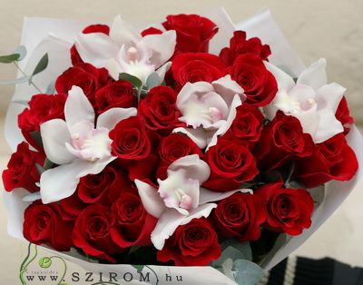 vörös rózsa orchideával (30 szál)