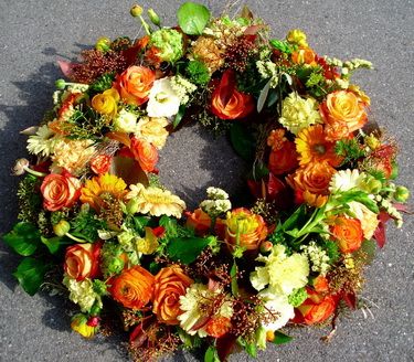 wreath with 65 mixed flowers (65 cm)