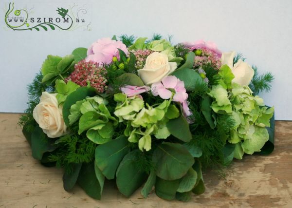 centerpiece with roses, hydrangea, sedum, wedding