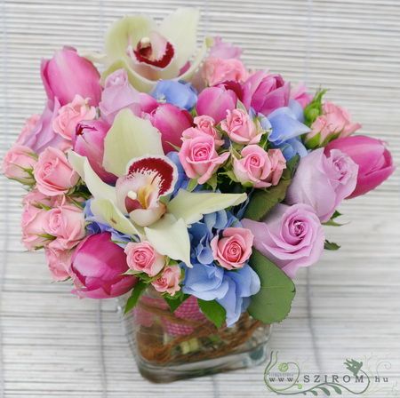 rózsaszín mini rózsás, orchideás, tulipános üvegkocka (22 szál)