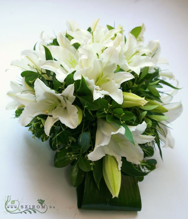 Main table centerpiece (lilies, white), wedding