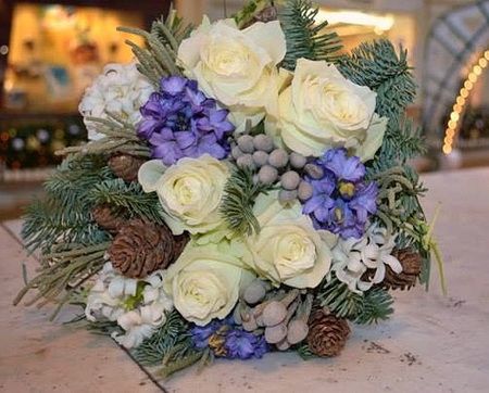 winter bouquet with hyacinth and roses (11 stems)