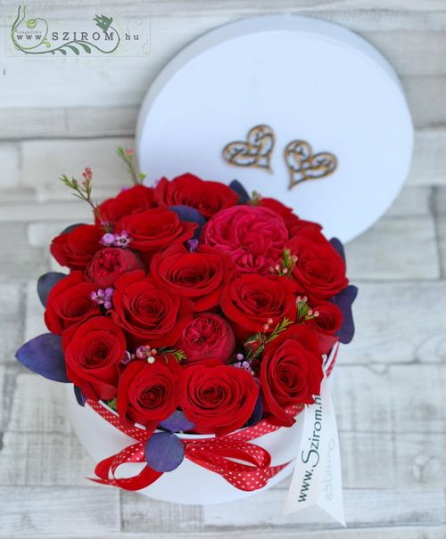 vörös rózsa és angol rózsa szívecskés dobozban (18 szálas box)