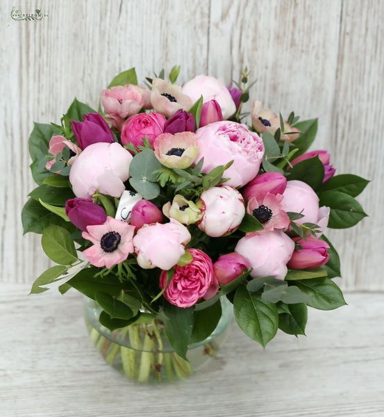 English roses, anemones, tulips in glass ball (30 stems)