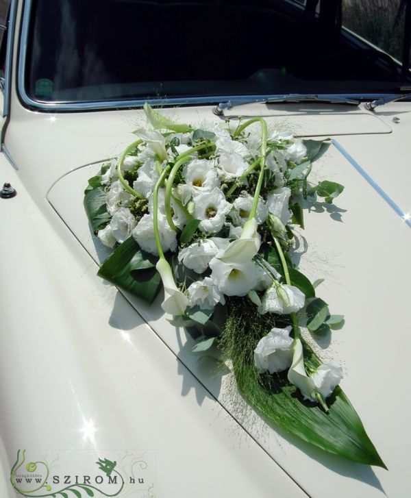 Corner car flower arrangement with lisianthus, statice and cala (white)