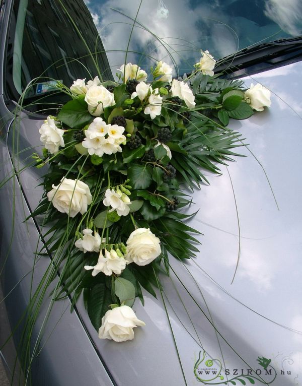 Corner car flower arrangement with roses and freesias (white)