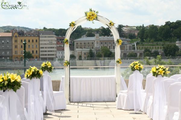 Hochzeitstor mit Orchideen, Marriott Hotel Budapest (gelbe Lilien, Orchideen)