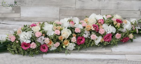 Main table centerpiece with pastel flowers, Károly kert Budapest (lisianthus, roses, spray carnation, spray roses, pink, peach, white), wedding