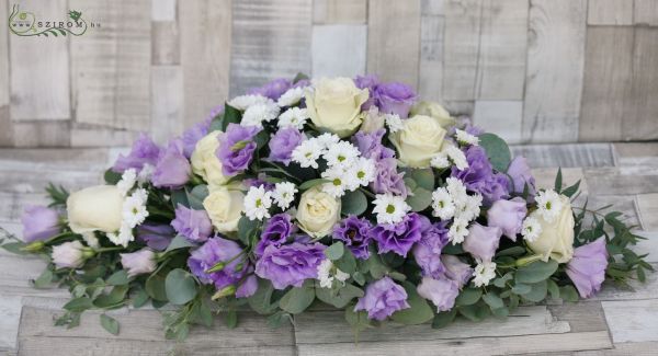 Main table centerpiece with puple lisianthus, white roses, wedding
